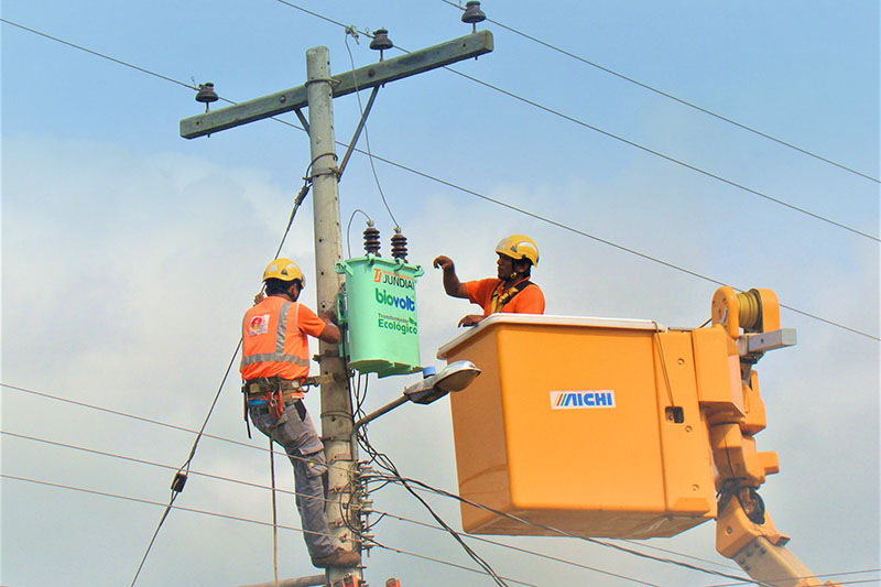 Equipo trabajando en la red eléctrica de la isla de Galápagos